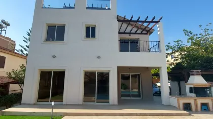 Detached 3 bedroom house with pool — photo 1